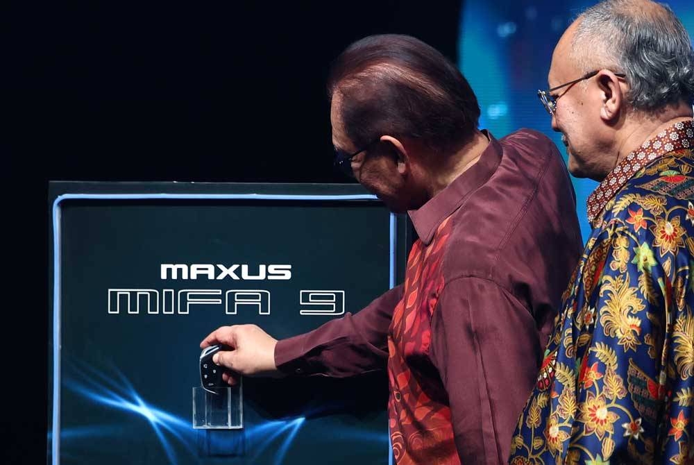 Anwar bersama Pengarah Urusan Kumpulan Pengarah Kumpulan The Weststar, Tan Sri Syed Azman Syed Ibrahim semasa gimik pelancaran Weststar Maxus Mifa 9 Electric Vehichle. - Foto Bernama