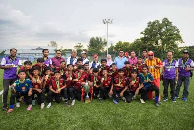 SMK Shah Alam rangkul Piala Sumbangsih menewaskan SMK Dato' Harun pada Rabu.