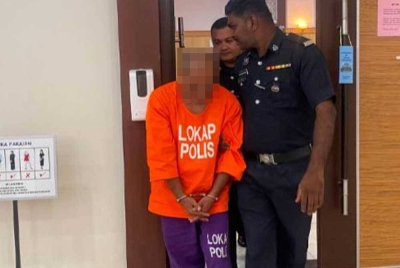 Tertuduh Zemi Rahim dibawa ke Mahkamah Sesyen Muar bagi berhadapan tuduhan merogol seorang gadis. - Foto Astro AWANI