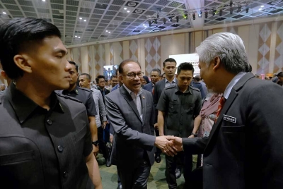 Anwar beramah mesra bersama kakitangan awam semasa menghadiri Kolokium Madani Perkhidmatan Awam di Pusat Konvensyen Antarabangsa Putrajaya (PICC) hari ini. - Foto Bernama