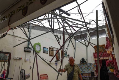 Ismail melihat keadaan rumahnya yang rosak akibat kejadian ribut yang melanda kawasan perumahannya di Taman Klebang jaya hari ini. - Foto Bernama