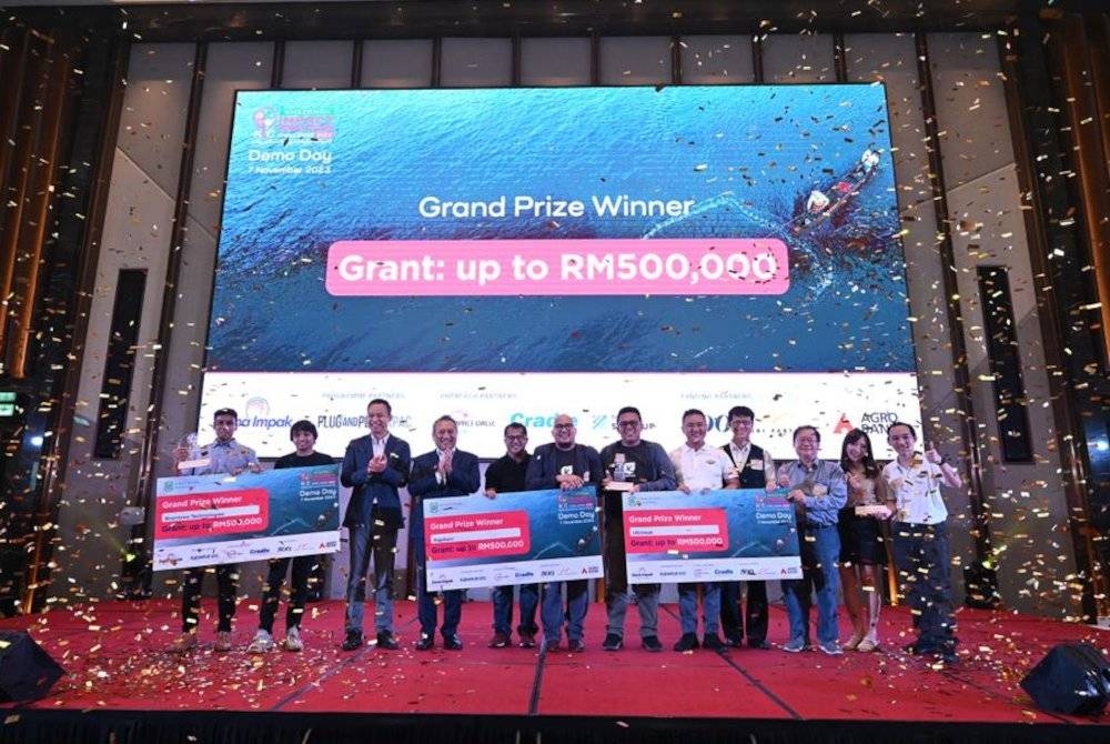 Pemenang-pemenang mewakili syarikat masing-masing menerima geran sehingga RM500,000 sempena Hari Demo bagi Cabaran Impak Inovasi Khazanah (KICC).