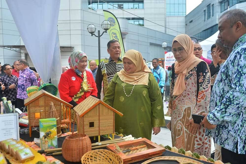 Rubiah (tengah) diiringi Ramlan (dua dari kiri) melawat reruai pada Majlis Prapelancaran KUD2023@Putrajaya di Sri Pentas Bandar Utama, Petaling Jaya pada Khamis. Foto Sinar Harian/Asril Aswandi Shukor.