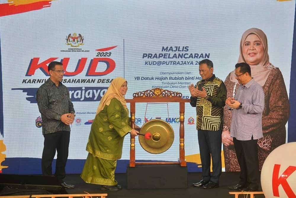 Rubiah memalu gong sebagai gimik merasmikan Majlis Prapelancaran KUD2023@Putrajaya di Sri Pentas Bandar Utama, Petaling Jaya pada Khamis. Foto Sinar Harian/Asril Aswandi Shukor.
