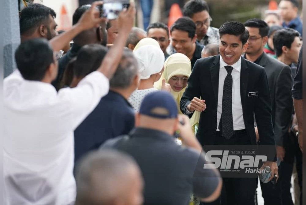 Syed Saddiq (kanan) ketika hadir di Mahkamah Tinggi Kuala Lumpur pada Khamis.