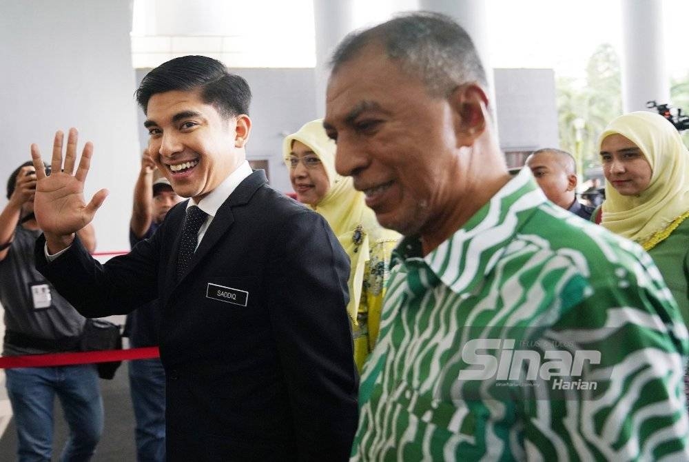 Syed Saddiq (kiri) ketika hadir di Mahkamah Tinggi Kuala Lumpur pada Khamis.