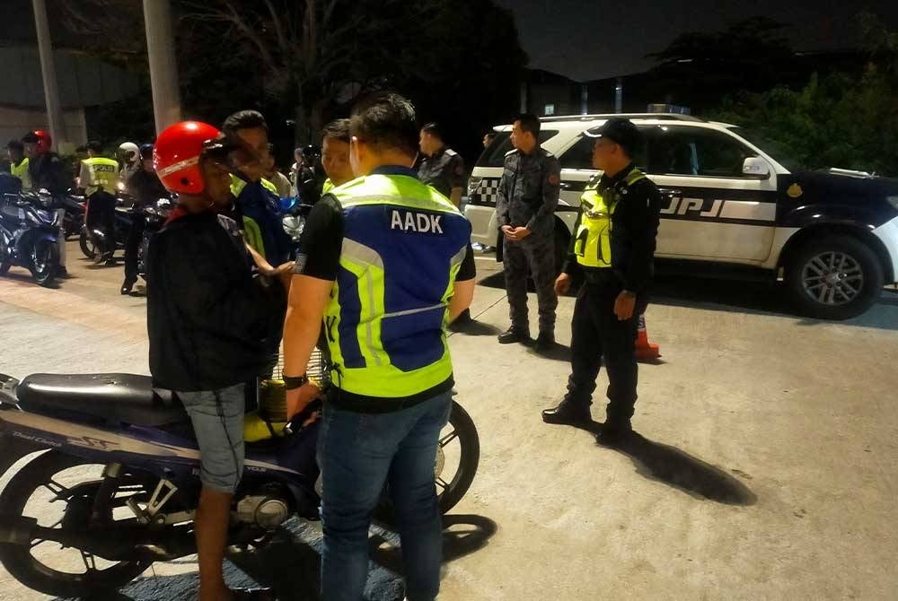 Beberapa anggota AADK melakukan pemeriksaan ke atas penunggang motosikal semasa Ops Patuh Bersepadu JPJ dan JSPT di Plaza Tol Sungai Ramal, Kajang, Selangor pada Rabu.