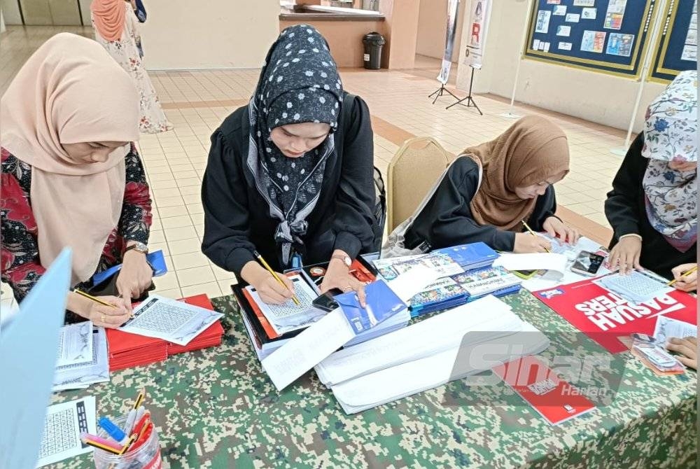 Peserta menjawab kuiz di reruai Rasuah Busters.