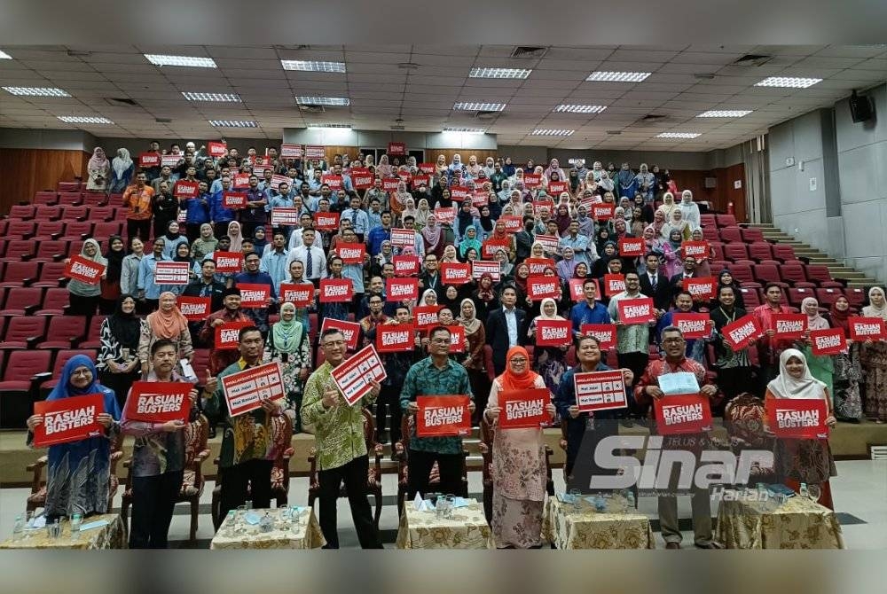 Mohd Zu Azhan (tengah) bergambar bersama peserta Bulan Integriti dan Kualiti Universiti Pertahanan Nasional Malaysia (UPNM) di Dewan Bestari pada Khamis.