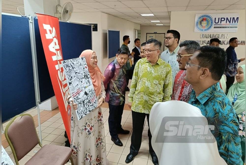 Tetamu kehormat melawat reruai Rasuah Busters.