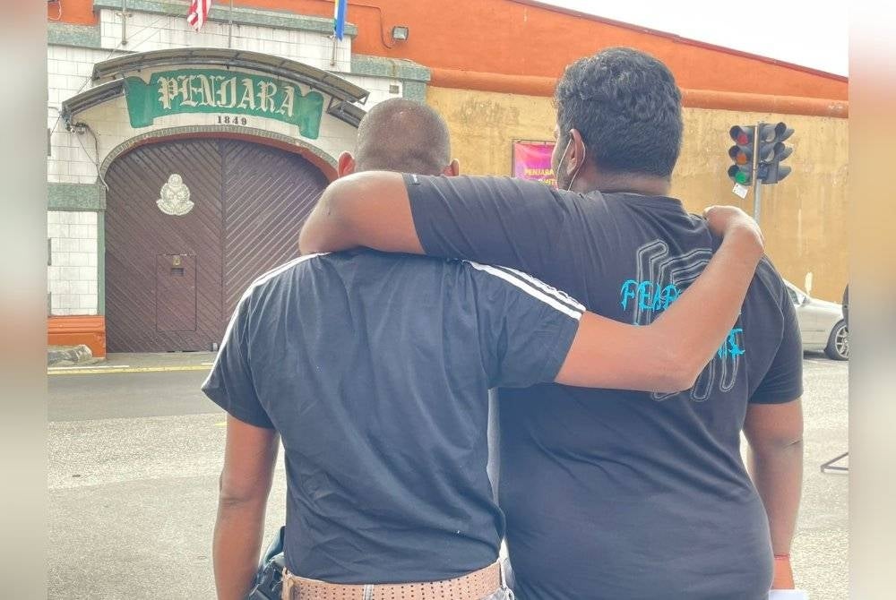 Manimaran (kanan) menjemput abangnya pulang ke rumah mereka di Perai selepas abangnya dibebaskan lebih awal melalui PBSL Ihsan Madani pada Khamis.