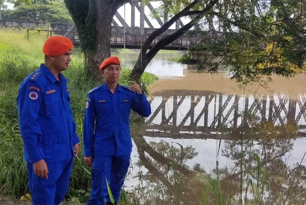 Mohd Muaz (kiri) semasa melakukan pemantauan di Sungai Kedah menjelang MTL, di Alor Setar pada Khamis.