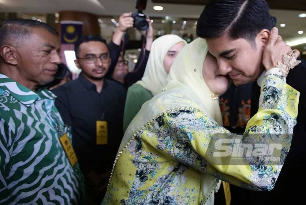 Shariffah Mahani Syed Abdul Aziz mencium dahi anaknya, Syed Saddiq di Kompleks Mahkamah Kuala Lumpur pada Khamis. FOTO: SINAR HARIAN/ ROSLI TALIB