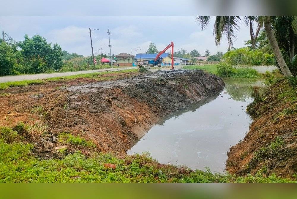 Kerja-kerja menyelenggara parit dan longkang giat dilakukan di Perkampungan Sungai Isap di sini, pada Khamis.