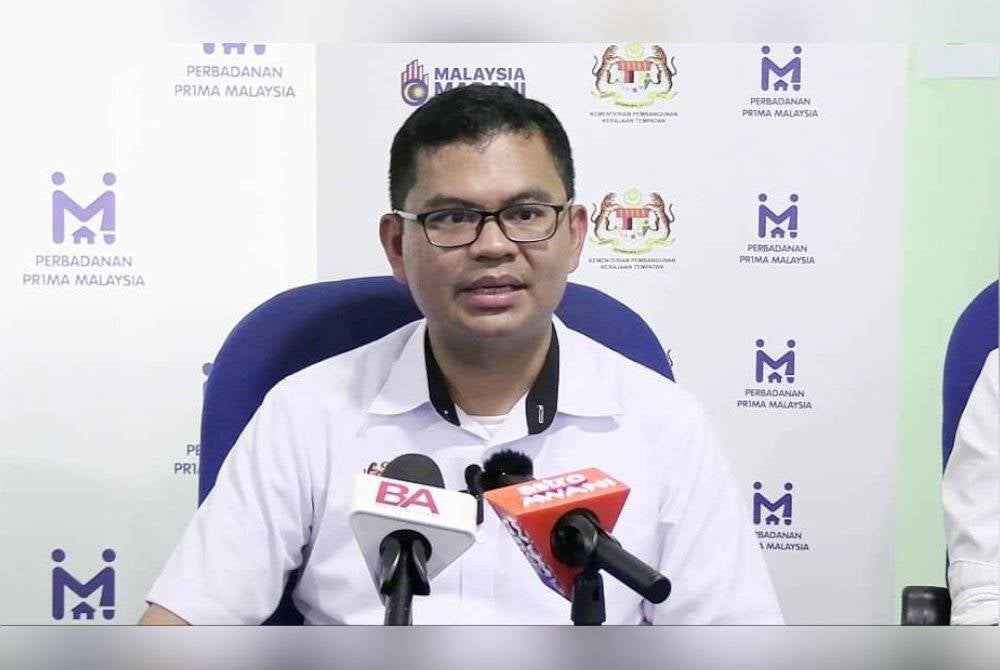 Akmal Nasrullah ketika sidang akhbar selepas turun padang melihat status dua projek pembangunan bermasalah' di Pinggiran Putra, di sini pada Khamis.