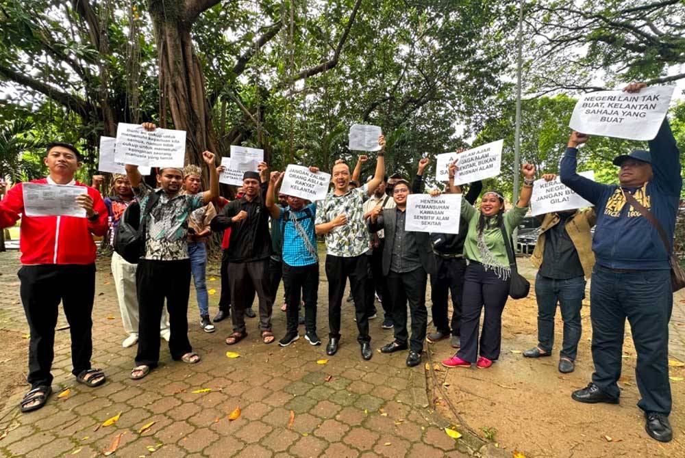 Orang Asli dan NGO yang berkumpul bagi menghantar bantahan terhadap pengubahsuaian KSAS di Kota Darulnaim di Kota Bharu pada Khamis.