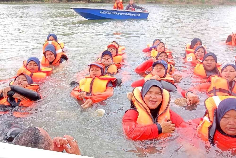 Latihan ketat memberikan keyakinan kepada anggota wanita APM Pasir Mas dalam menghadapi operasi menyelamat.