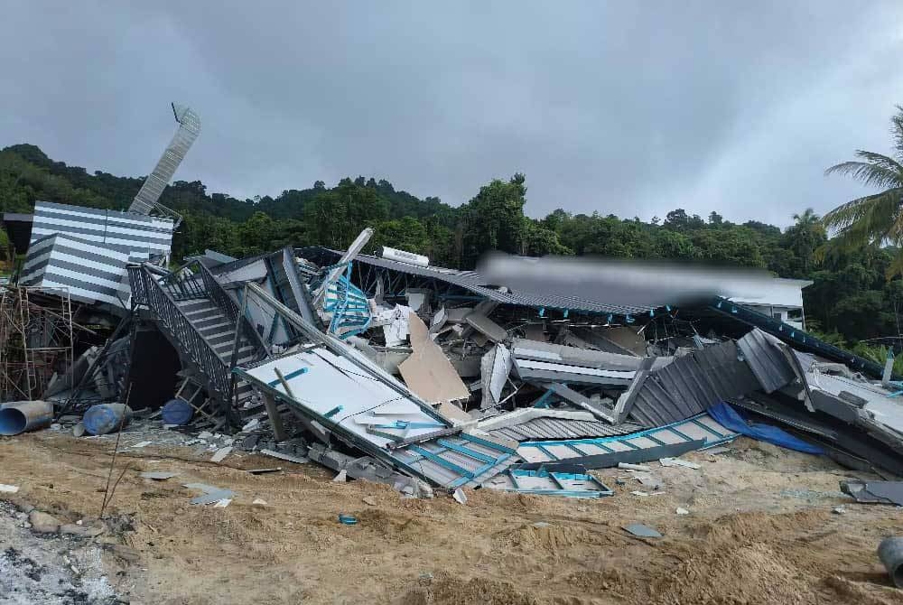 Keadaan bangunan restoran di sebuah resort di Pulau Perhentian yang runtuh pada Khamis.