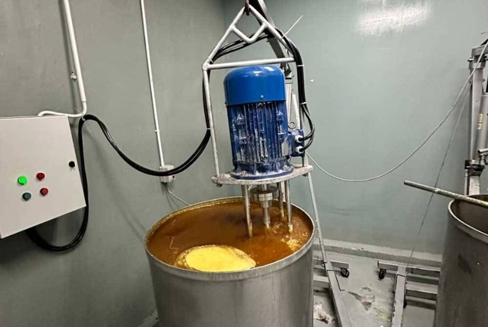 Premis ini didapati menggunakan logo halal pada produk madu yang dikeluarkan tanpa kebenaran pihak bertanggungjawab. - Foto KPDN