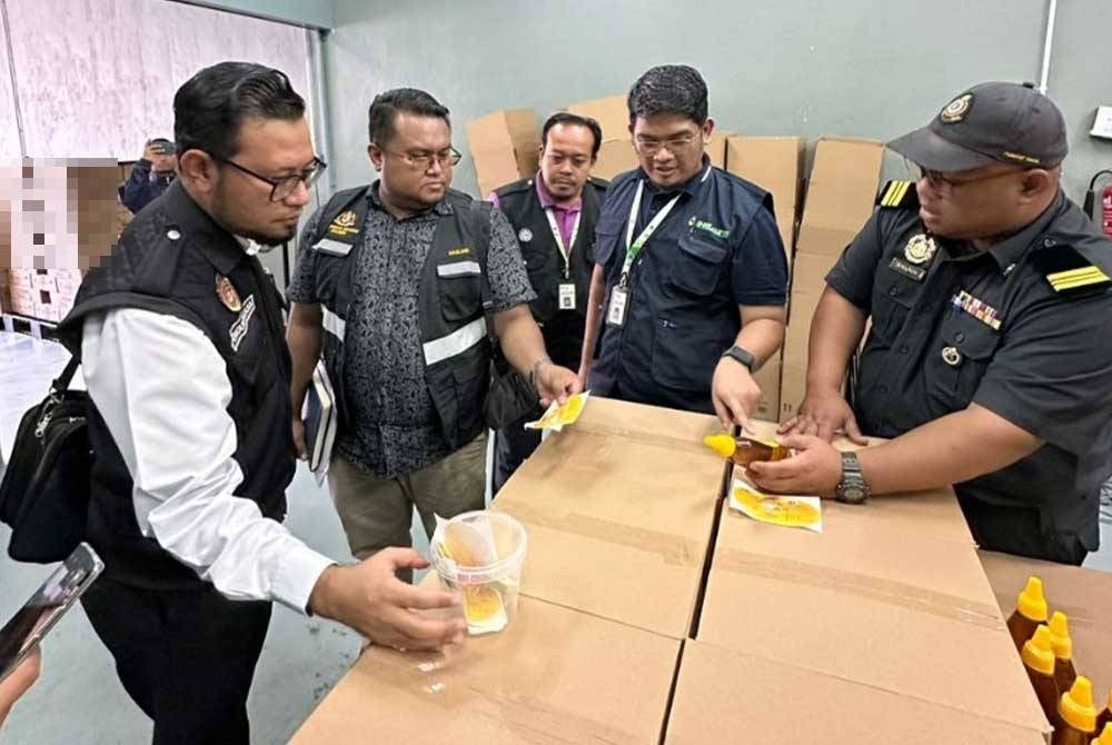 Pihak berkuasa sedang membuat pemeriksaan terhadap produk madu yang menggunakan logo halal palsu.
( Foto KPDN NS)
