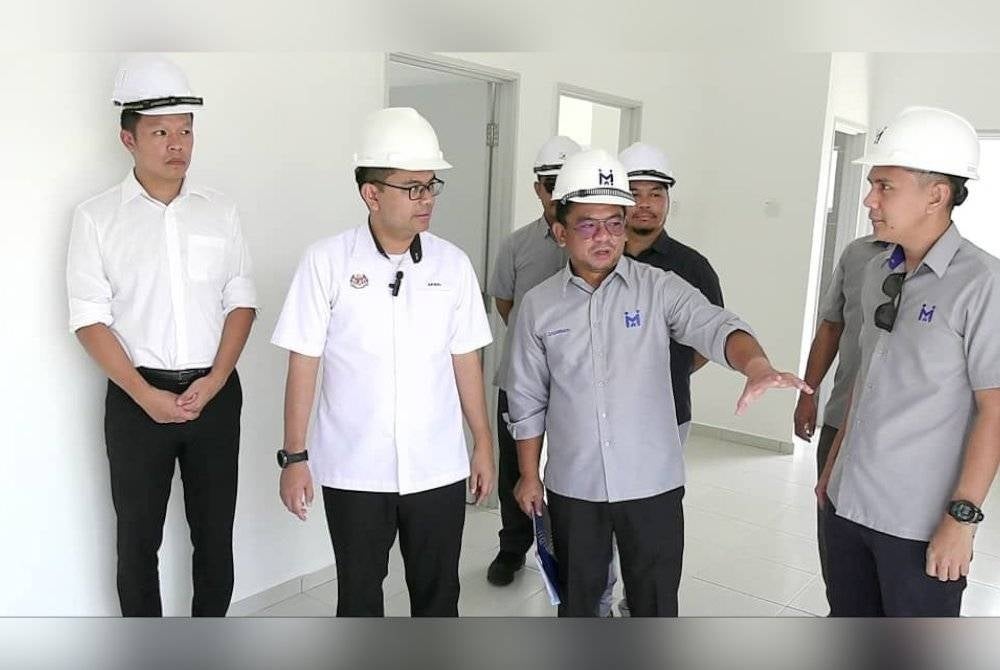 Akmal Nasrullah (dua dari kiri) melihat projek sakit di Perumahan Penjawat Awam Malaysia (PPAM) Taman 1-Icon dan projek PRIMA Residensa D'Marina @Pinggiran Putra 2 di Tanjung Lumpur.