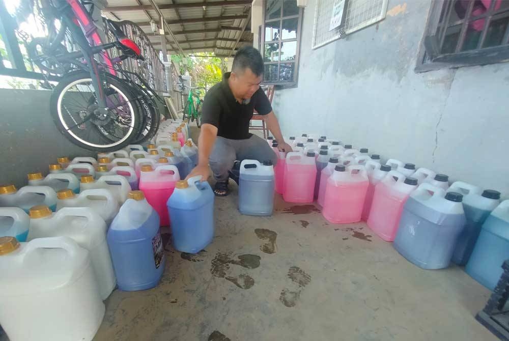 Mangsa banjir amat mengharapkan bantuan luar terutamanya bantuan tenaga, peralatan mencuci, bekalan makanan dan minuman.