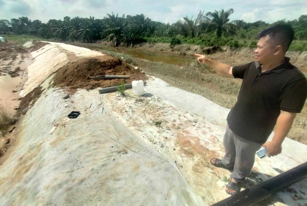 Ashraf mendakwa banjir melanda kampung itu turut disebabkan ban atau permatang sungai yang pecah.