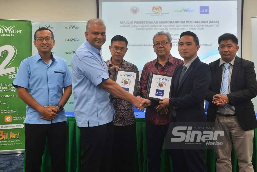 Narendran (dua dari kiri) dan Rhenan (dua dari kanan) bertukar dokumen MoA, disaksikan Dr K Ching Thoo (tiga dari kiri) dan Johnie (tiga dari kanan) di Ibu Pejabat IWK di Kuala Lumpur pada Khamis. Foto Sinar Harian/Asril Aswandi Shukor.