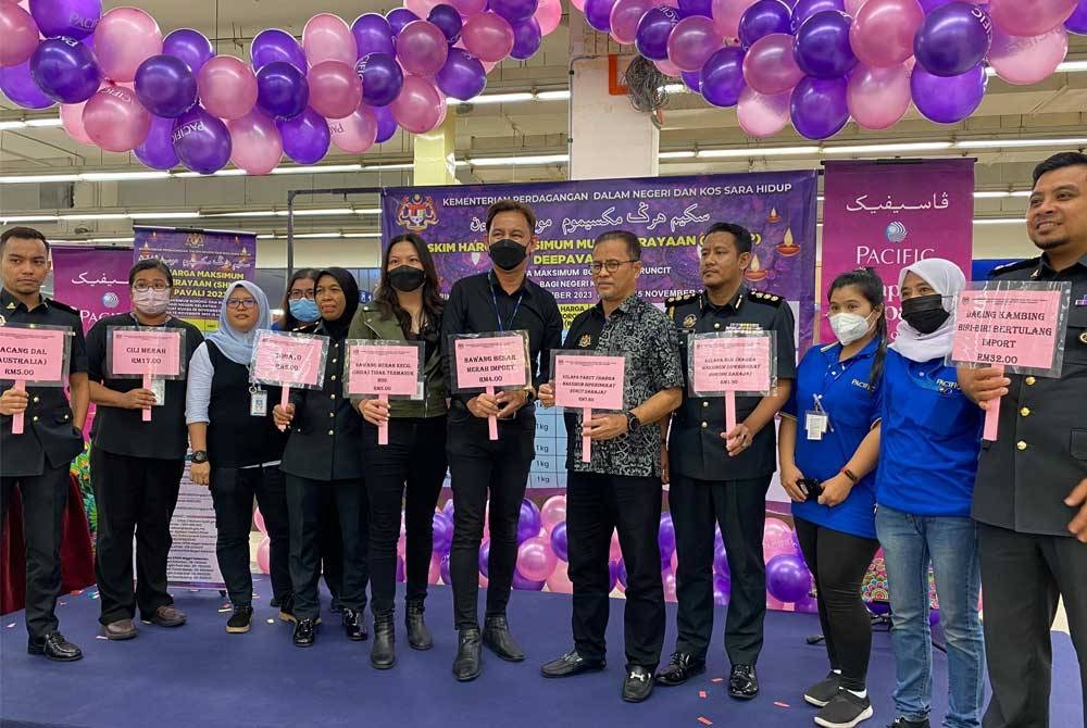 Azman (lima dari kanan) merasmikan skim harga maksimum musim perayaan Deepavali 2023 di Kota Bharu.