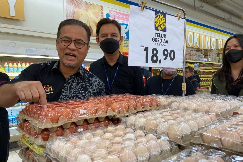 Azman menunjukkan bekalan telur mencukupi sepanjang musim perayaan ini.