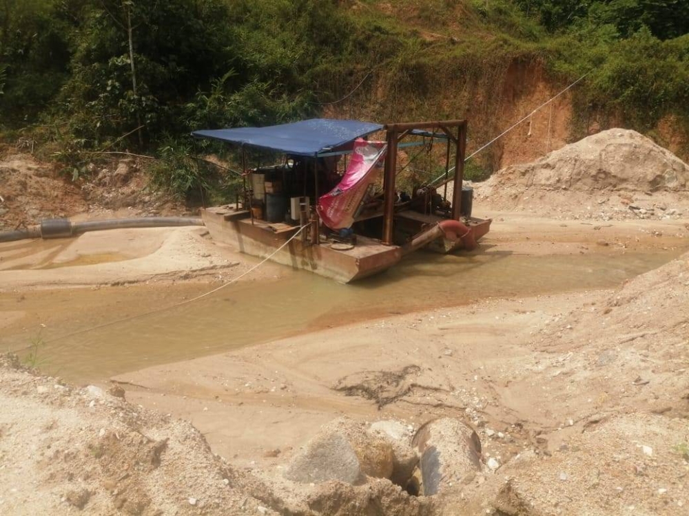 Kapal korek didakwa digunakan untuk aktiviti curi pasir di Sungai Semapus Batu 9, Gombak.
