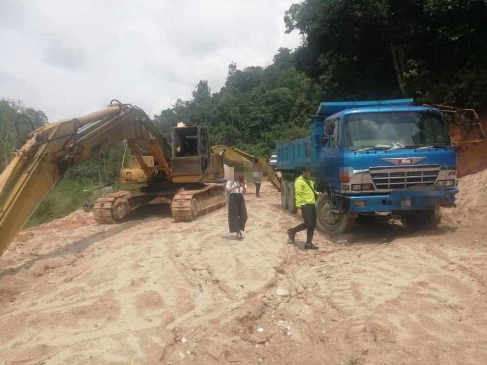 Jentera yang ditinggalkan di lokasi korek pasir atas tanah kerajaan didakwa beroperasi secara haram.