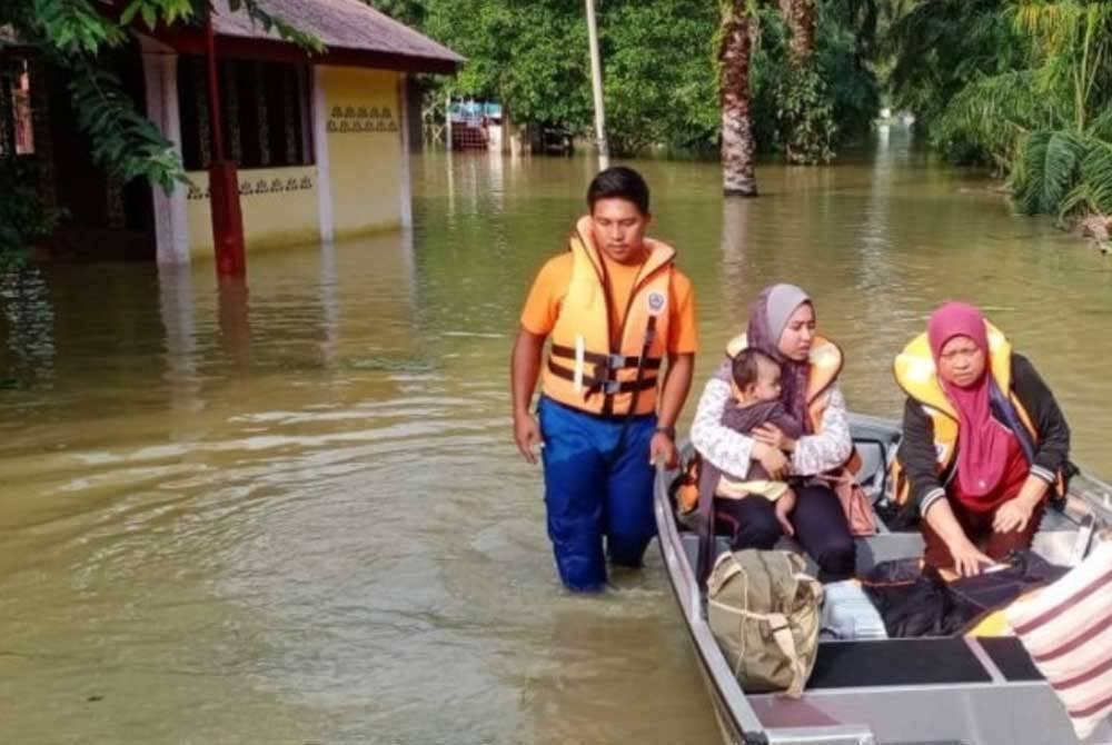 APM menyelamatkan tiga beranak termasuk seorang bayi yang terperangkap di dalam rumah mereka yang dinaiki air.