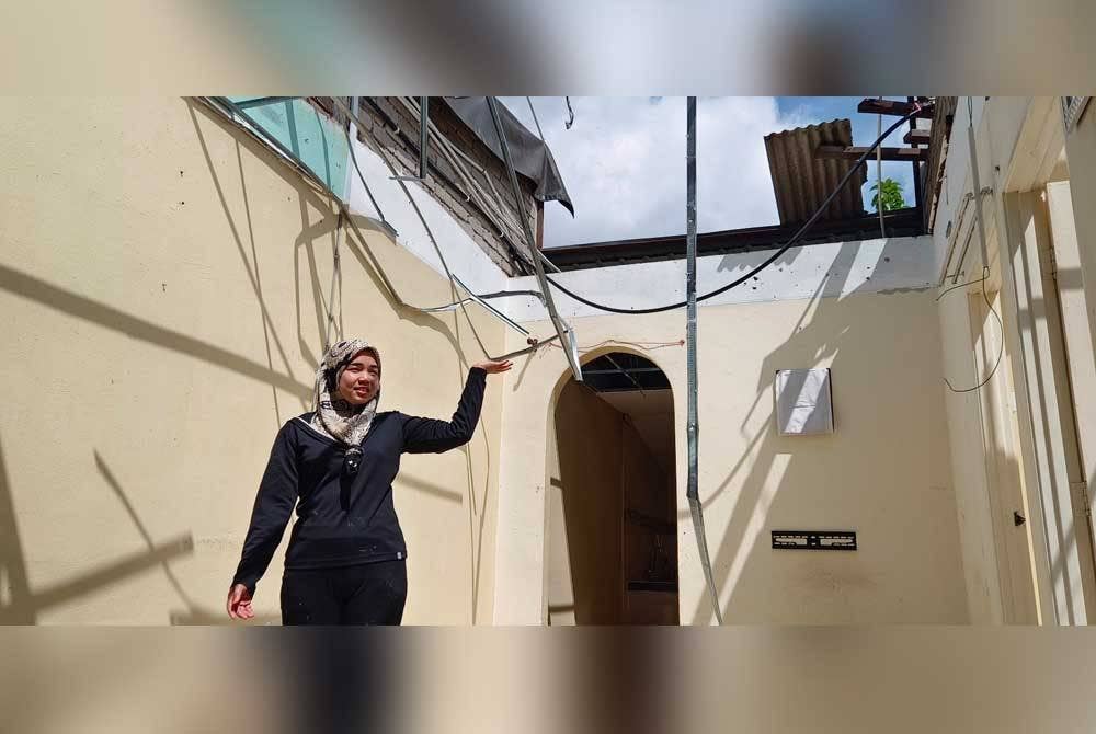 Rumah milik Umairah mengalami kerosakan di bahagian bumbung yang diterbangkan angin dalam kejadian ribut di Taman Klebang Jaya, Chemor.