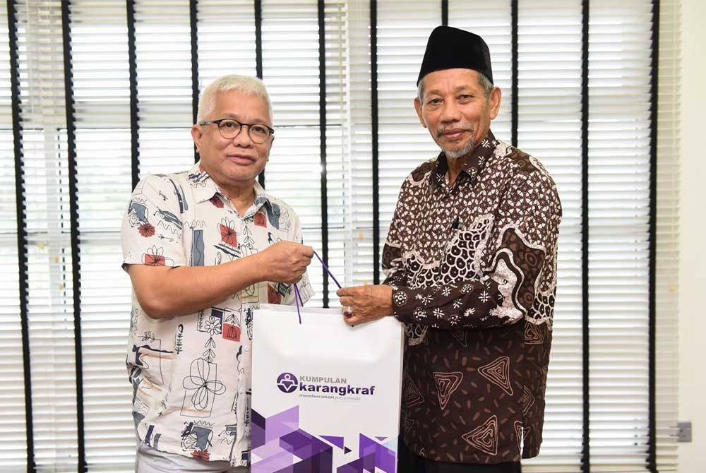 Shaikh Harun (kanan) menerima cenderamata daripada Penasihat Kumpulan Karangkraf, Datuk Hussamuddin Yaacub (kiri).
