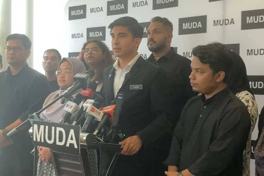Ahli Parti Muda bersama Syed Saddiq di sidang media khas di Kampung Tunku, Petaling Jaya pada Khamis.