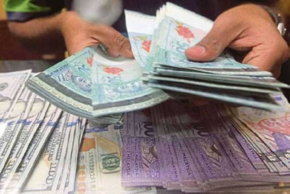 Pada jam 6 petang, ringgit menyusut kepada 4.6895/6965 berbanding dolar AS daripada paras penutup 4.6800/6860 pada Rabu. - Gambar hiasan