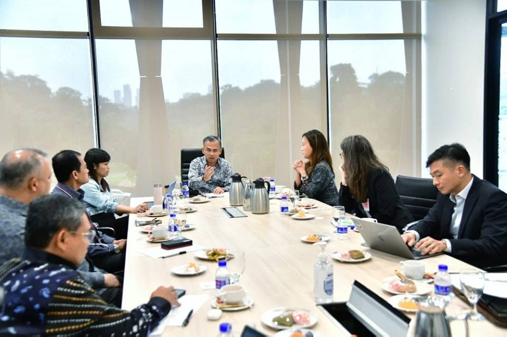 Fahmi mengadakan dalam pertemuan dengan wakil TikTok dan Meta hari ini. - Foto Facebook Fahmi Fadzil 