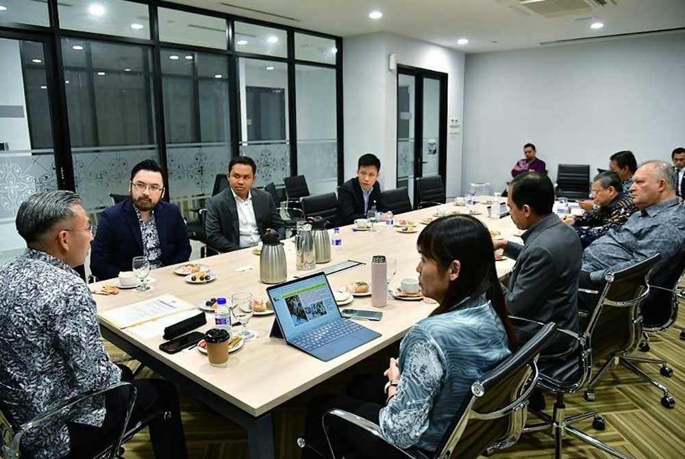 Fahmi menerusi hantaran Facebooknya memaklumkan antara yang dibincangkan dalam pertemuan itu ialah isu kandungan berkaitan Palestin yang diturunkan daripada TikTok. - Foto Facebook Fahmi Fadzil