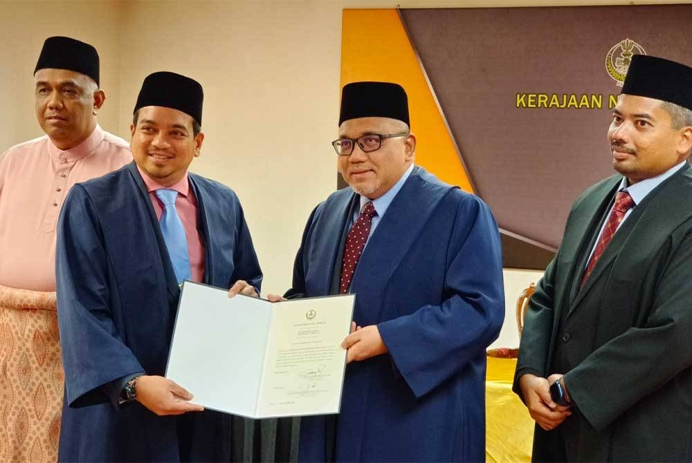 Ahmad Saidi (dua dari kiri) menerima watikah pelantikan Speaker Dewan Belia Perak daripada Speaker DUN Perak, Datuk Mohammad Zahir Abdul Khalid pada Majlis Angkat Sumpah Jawatankuasa Dewan Belia Negeri Perak sesi 2023/2024 di Ipoh pada Khamis.