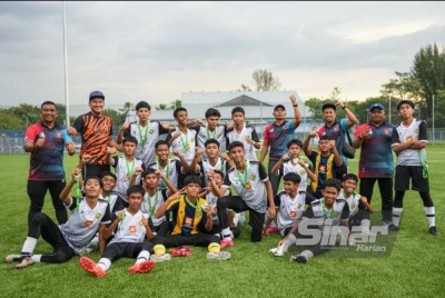 SMK Dato' Harun selepas perlawanan Piala Sumbangsih Kejuaraan Piala Datuk Mokhtar Dahari B-15 2023 di padang sintetik MBSA Seksyen 19 Shah Alam pada Rabu.- Foto Sinar Harian MOHD RAFIQ REDZUAN