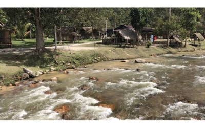 Chalet dibina penduduk di Kampung Gapeh Hulu berhampiran Sungai Mu memberi keunikan tersendiri buat para pengunjung ke Pos Kuala Mu.