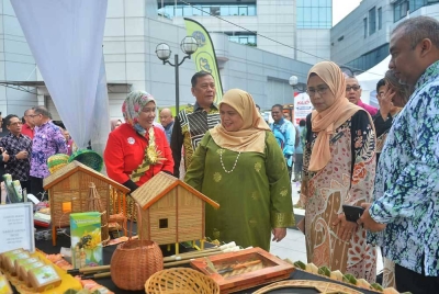 Rubiah (tengah) diiringi Ramlan (dua dari kiri) melawat reruai pada Majlis Prapelancaran KUD2023@Putrajaya di Sri Pentas Bandar Utama, Petaling Jaya pada Khamis. Foto Sinar Harian/Asril Aswandi Shukor.