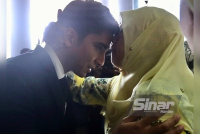 Shariffah Mahani Syed Abdul Aziz mencium dahi anaknya, Syed Saddiq ketika di Kompleks Mahkamah Kuala Lumpur pada Khamis. - Foto Sinar Harian ROSLI TALIB