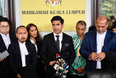Syed Saddiq (tengah) ketika sidang media selepas keluar dari Kompleks Mahkamah Kuala Lumpur, pada Khamis. - Foto Bernama
