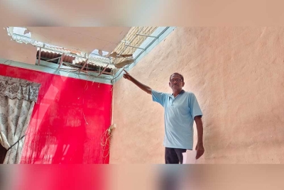 Thanival menunjukkan keadaan siling rumah yang mengalami kerosakan dalam kejadian ribut di Taman Klebang Jaya, Chemor.