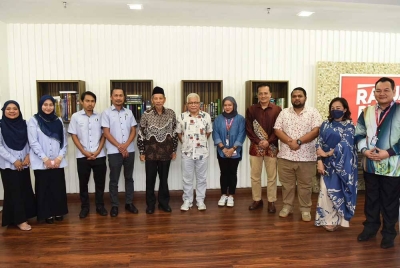 Shaikh Harun (empat dari kiri) dan Penasihat Kumpulan Karangkraf, Datuk Hussamuddin Yaacub (lima dari kanan) bersama staf Sinar Karangkraf dan MAIDAM.