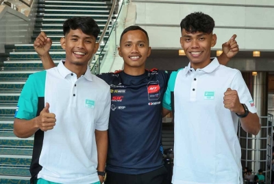 Damok (tengah) bersama Azroy Hakeem (kiri) dan Helmi ketika Sesi Beramah Mesra dan Bertemu Peminat Pelumba MotoGP di Menara Berkembar Petronas, Kuala Lumpur pada Rabu. - Foto Bernama