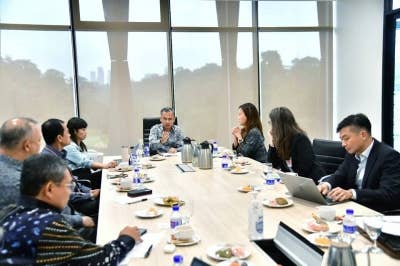 Fahmi mengadakan dalam pertemuan dengan wakil TikTok dan Meta hari ini. - Foto Facebook Fahmi Fadzil 