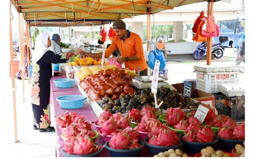 Seorang pengguna memilih bawang yang dijual dengan harga berpatutan sempena program JAM.